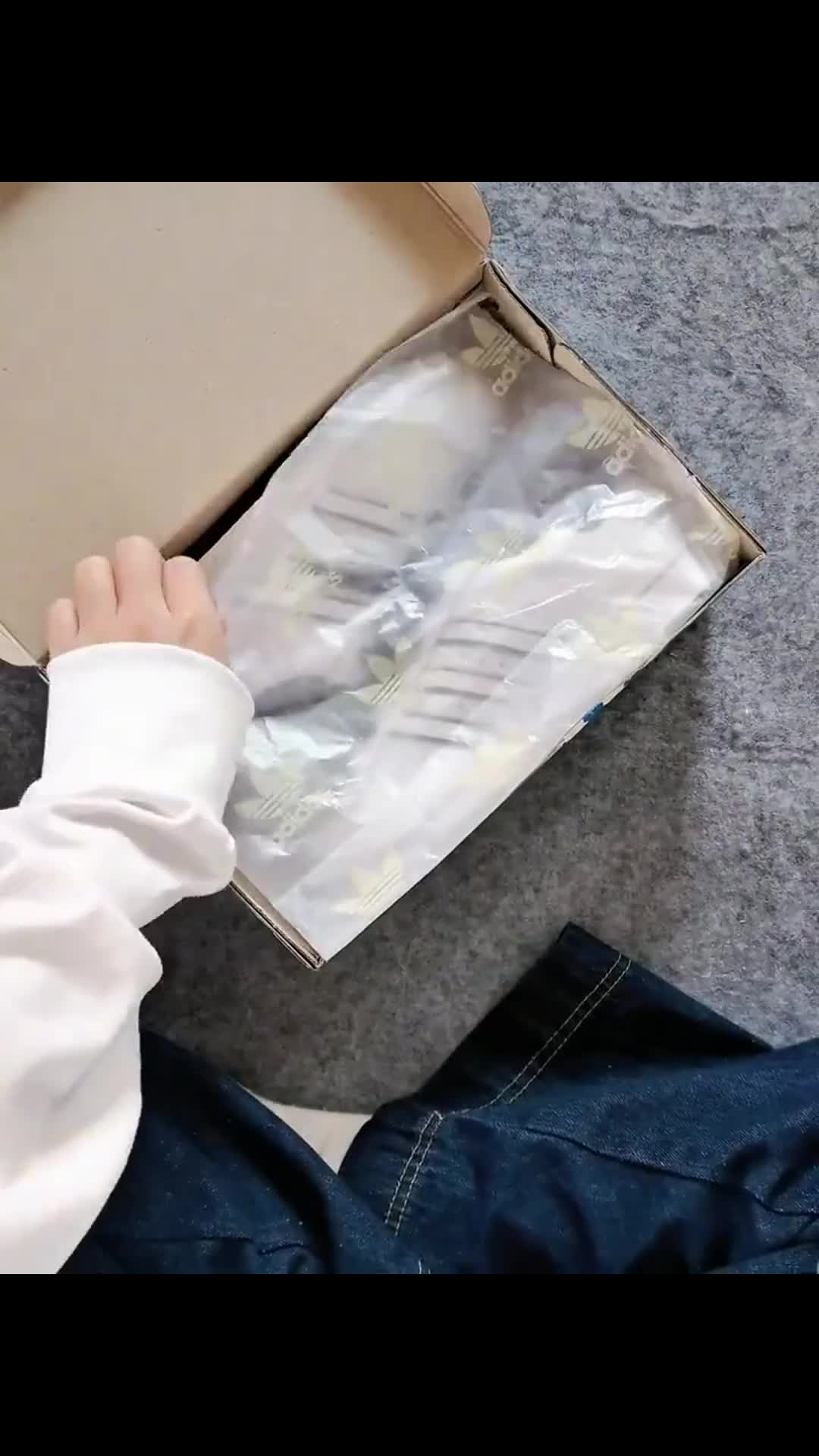 沉浸式开箱体验 这双黑白板鞋经典又好搭