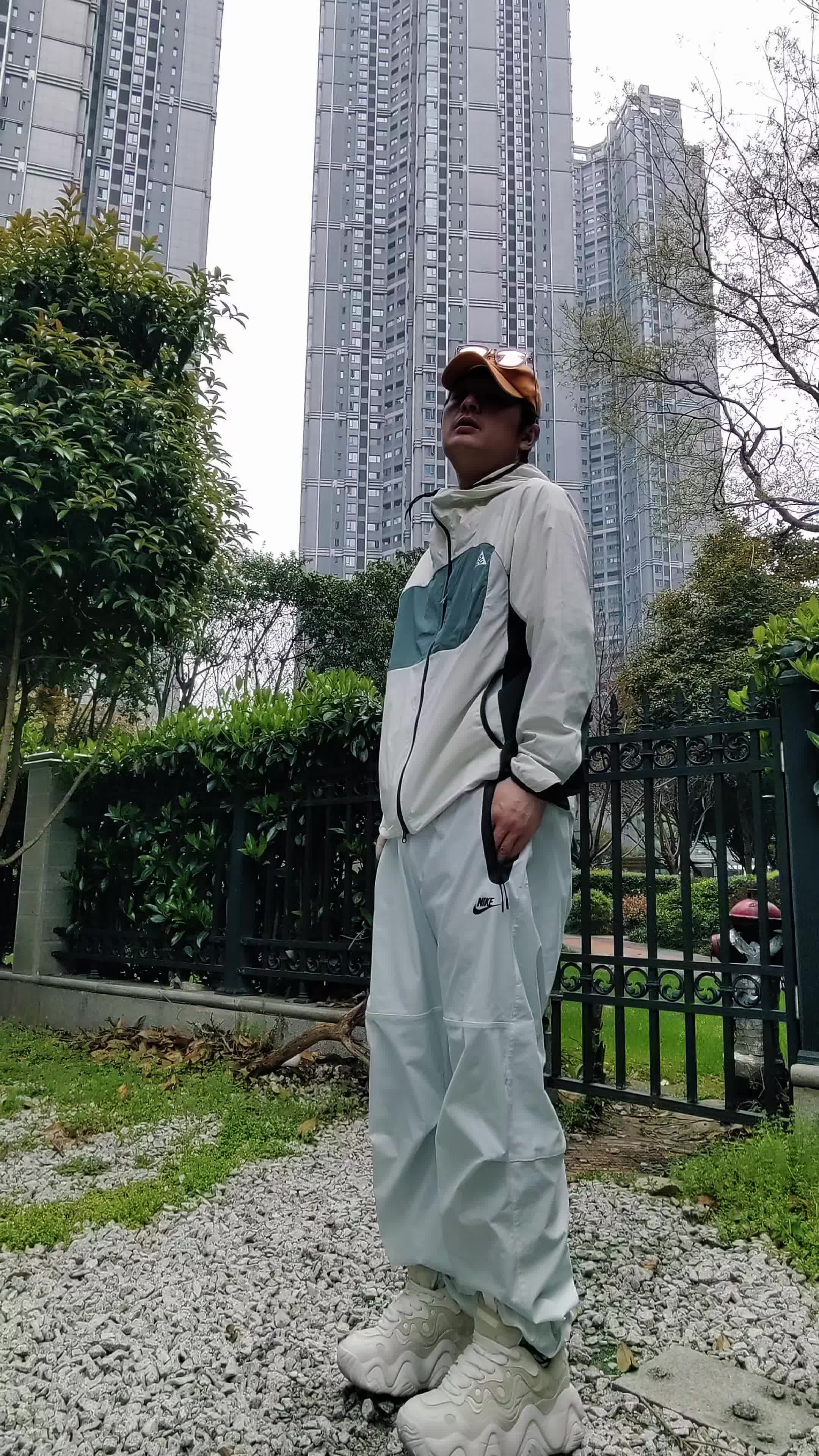 春日时髦运动户外风出街穿搭分享