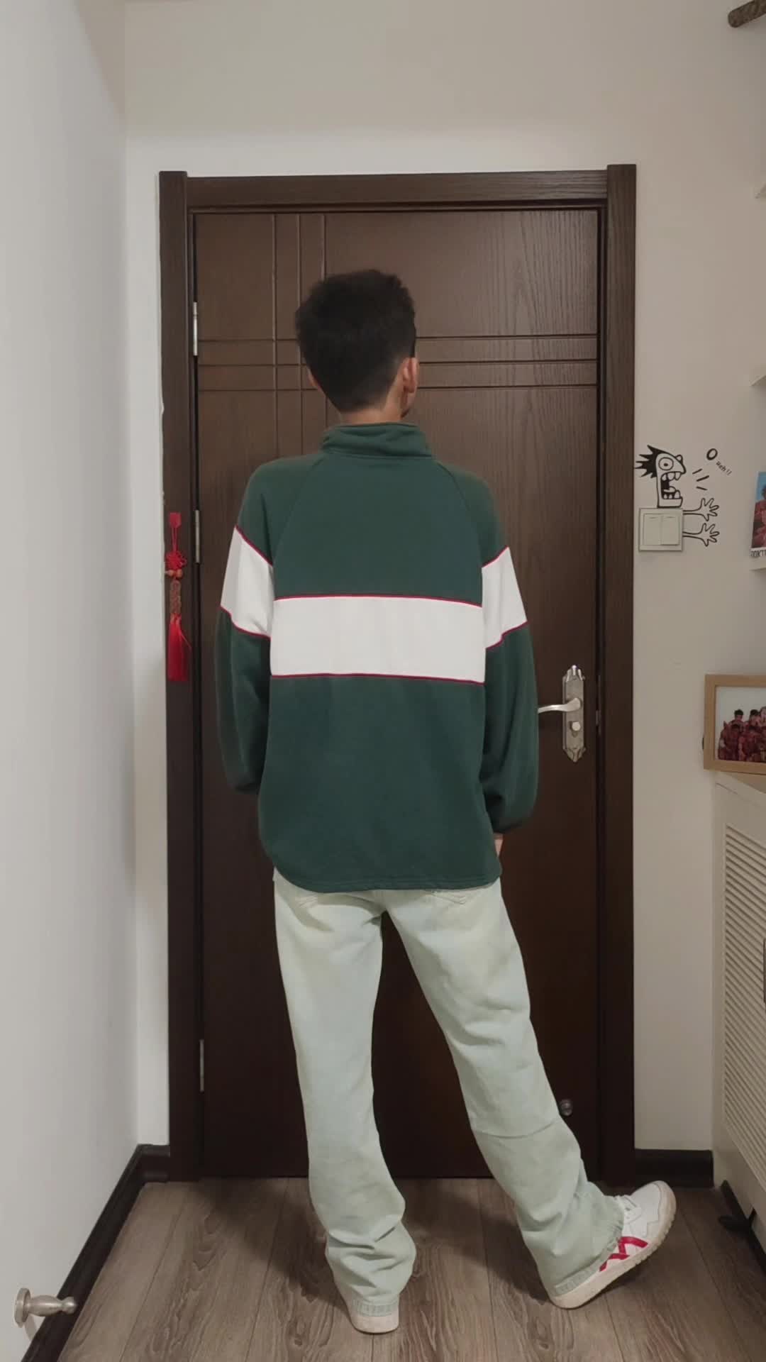 穿新衣服去上学😁