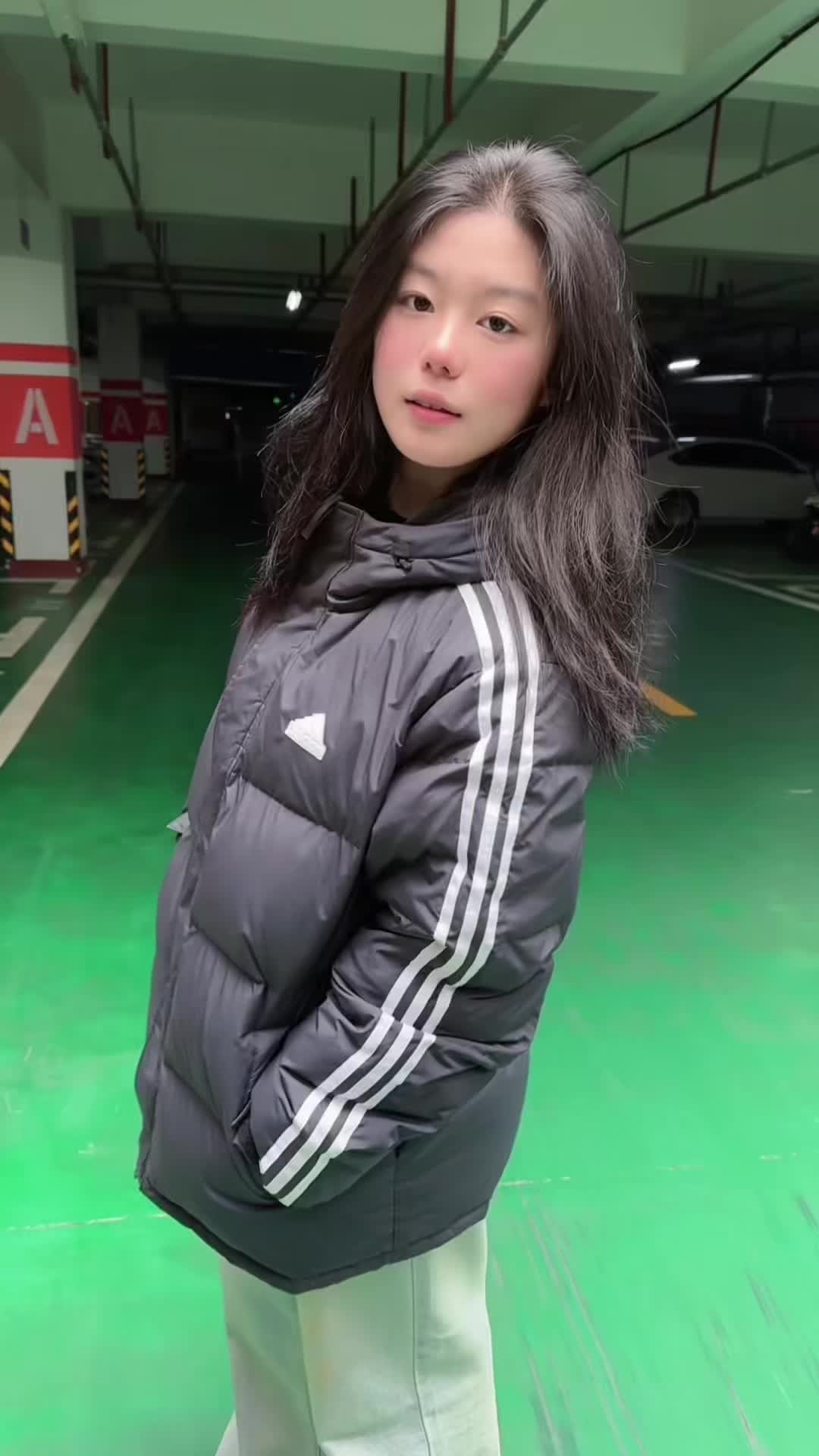 阿迪黑色系羽绒服