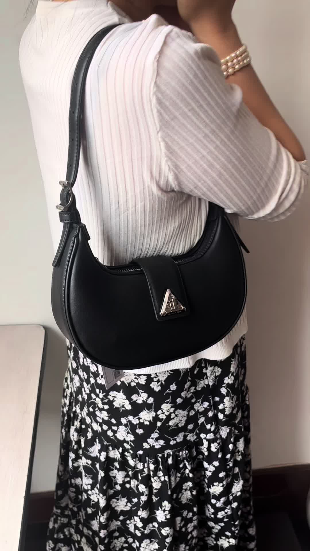 小ck新月又腋下包实战容量测试，真的好背呢🥰
