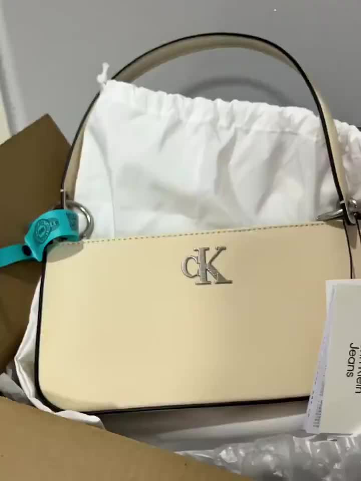 不知道该买什么包吗？看ck来来来都给我看看CK这款包！
巨百搭特别适合送人自己买来背也不错
