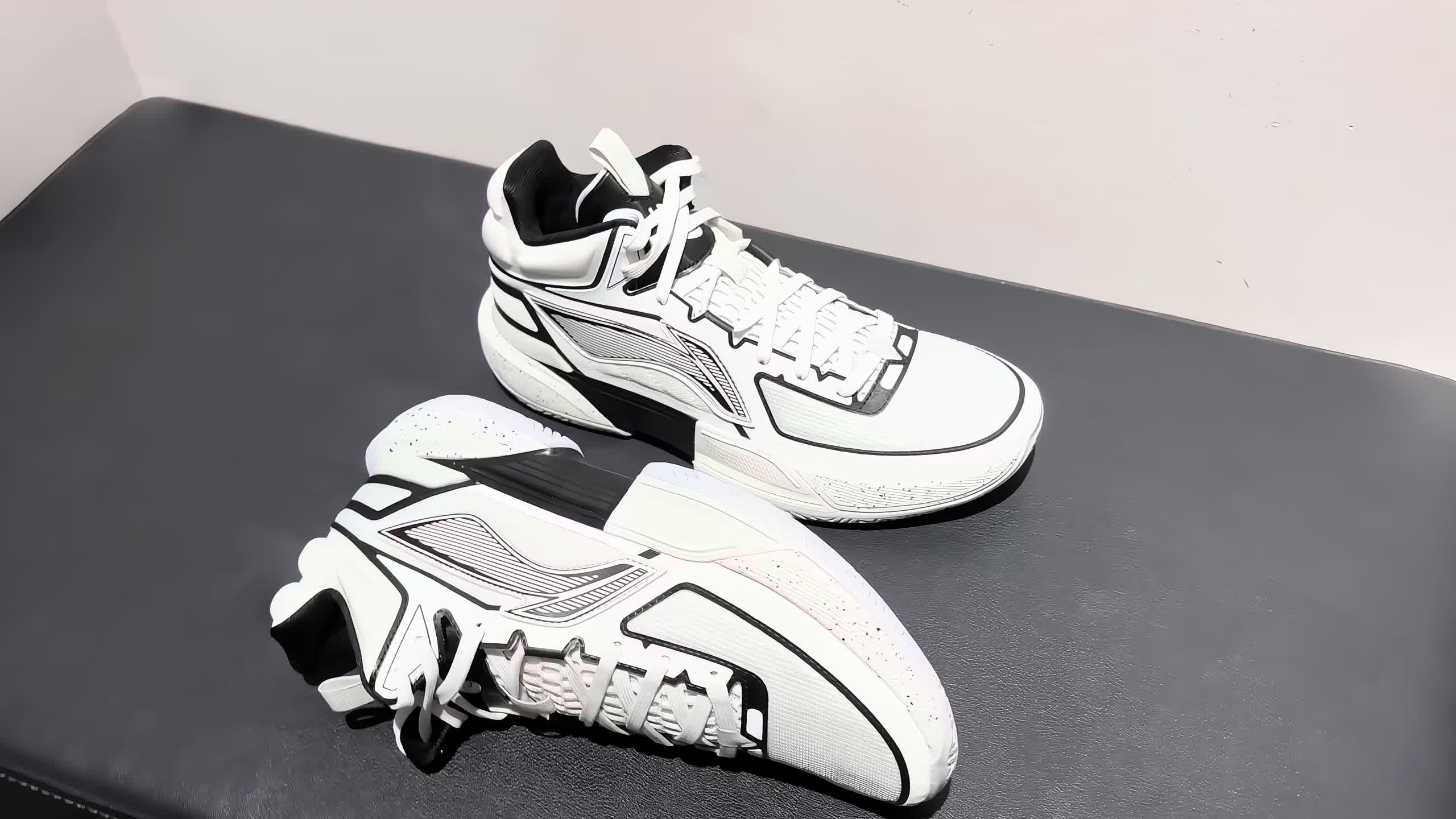 李宁云中底的篮球鞋，轻速2MID