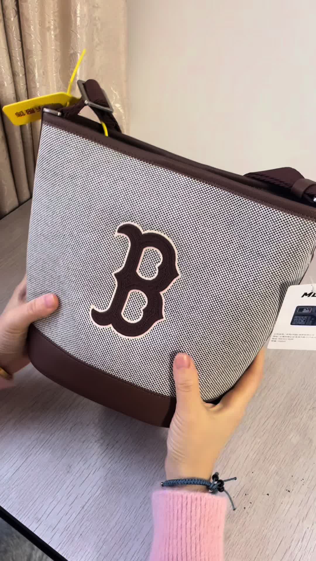 MLB大容量水桶包，真的百搭又能装呢🥰
