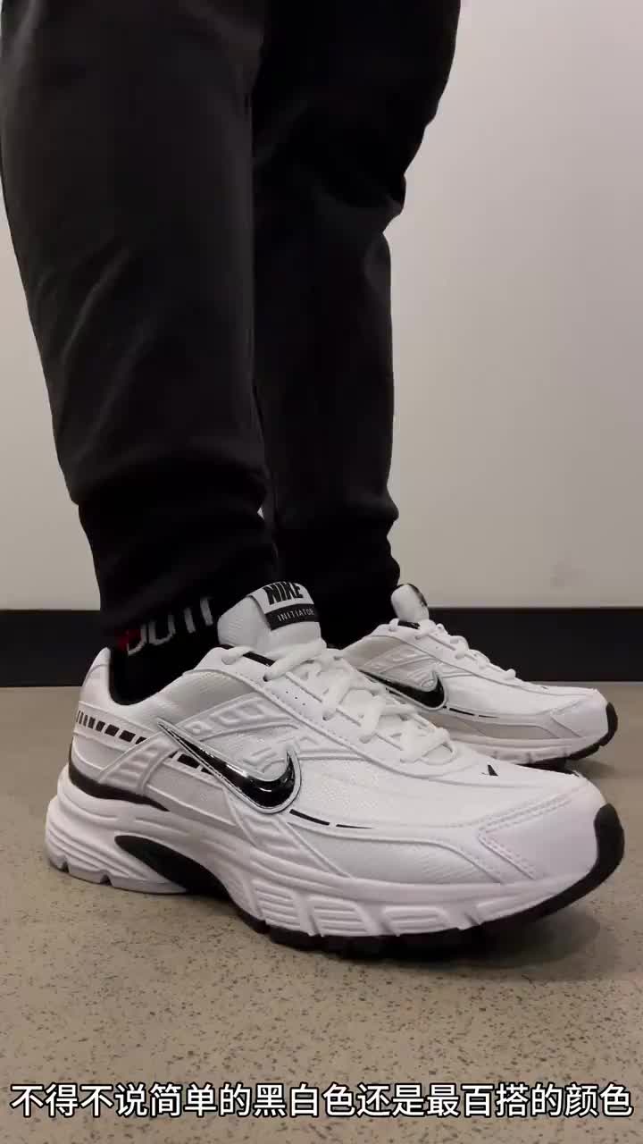 3开就左右能入手这款经久不衰的百搭黑白Nike休闲跑鞋