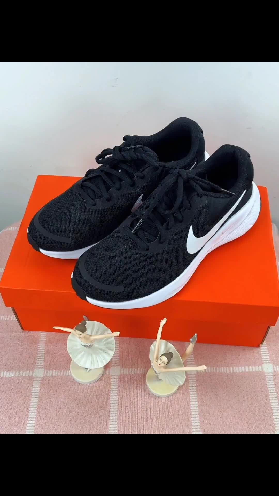 耐克舒适跑鞋不易变形值得拥有