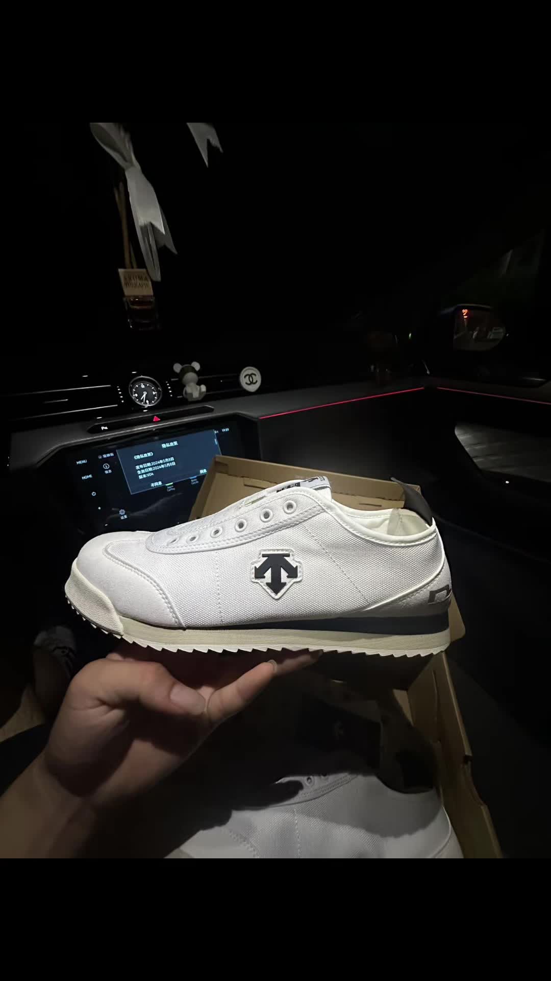 懒人友好的一脚蹬设计：无鞋带设计，穿脱超