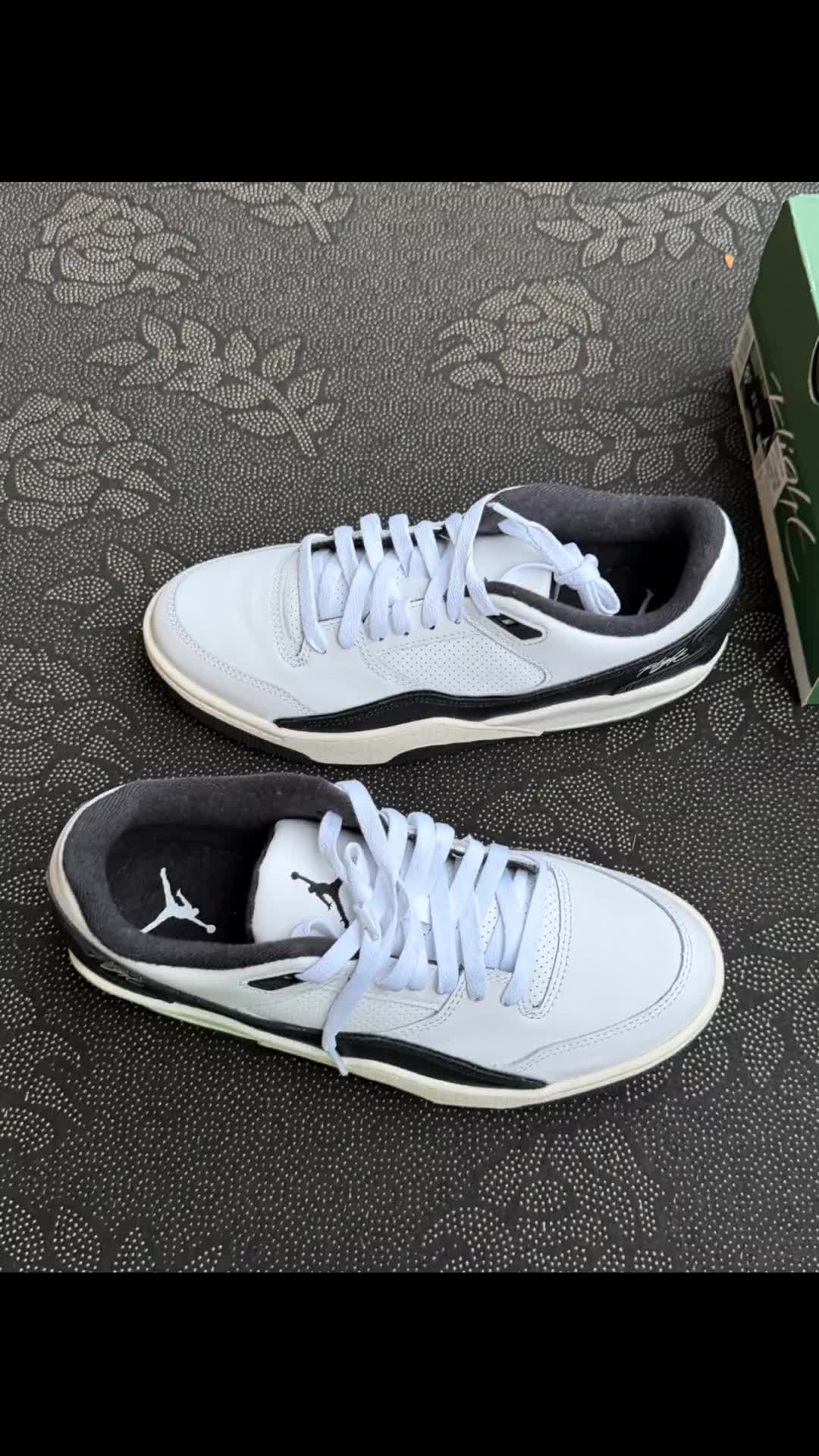 奶白中底黑白撞色复古板鞋