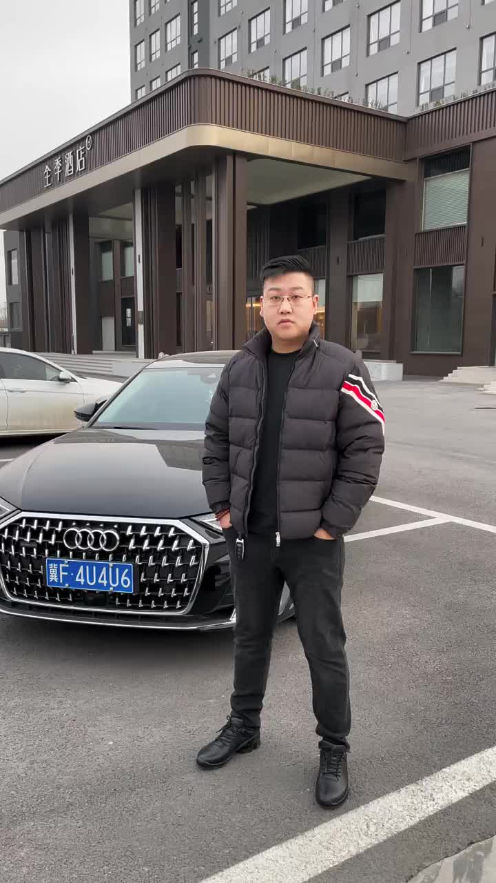 出门行政一身黑 冷风不往怀里吹