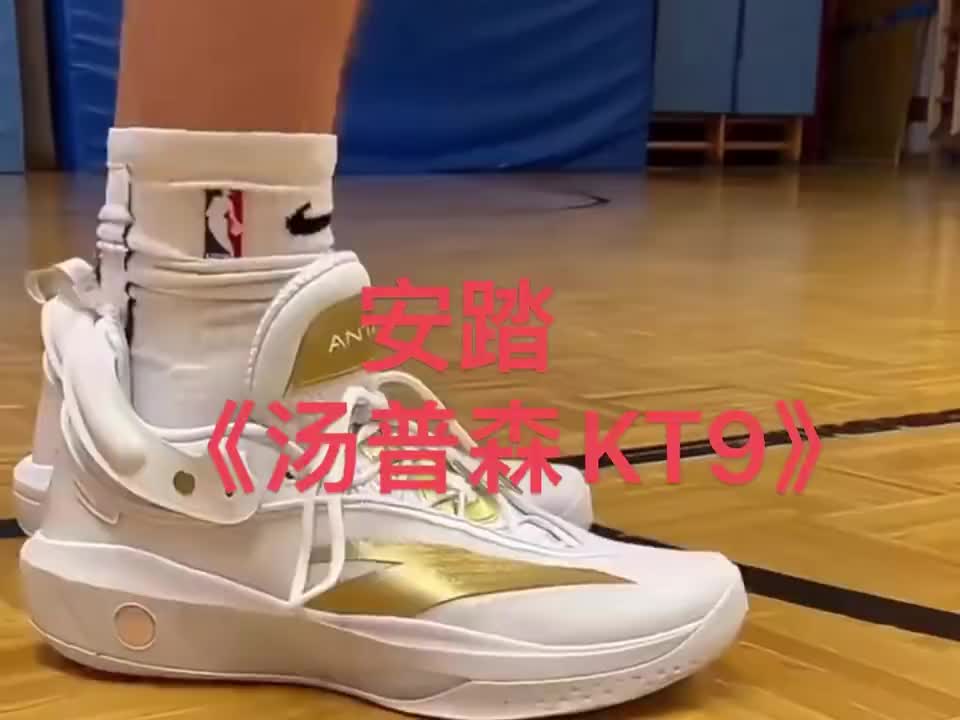 球场上李宁唯唯诺诺，安踏冲拳出击