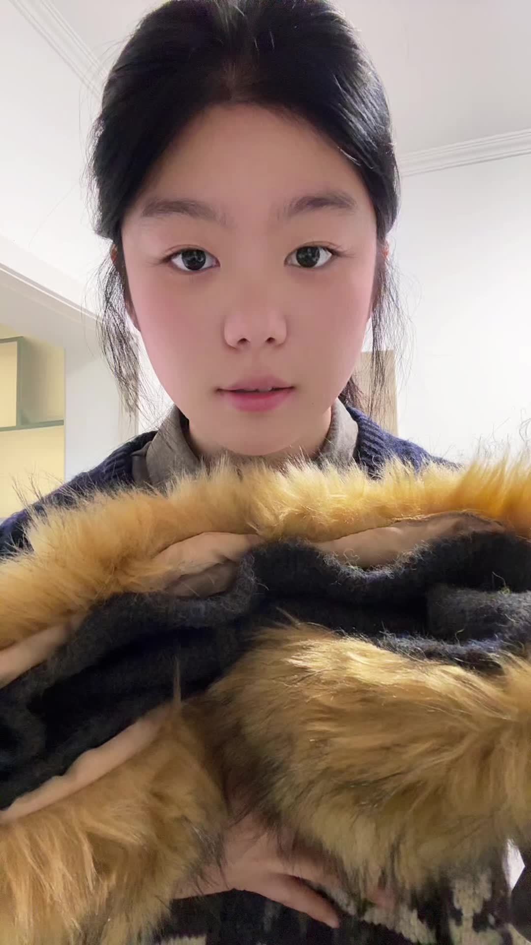 救命！这件费尔岛花纹毛衣外套也太戳我了，毛绒领一整个温柔住～”