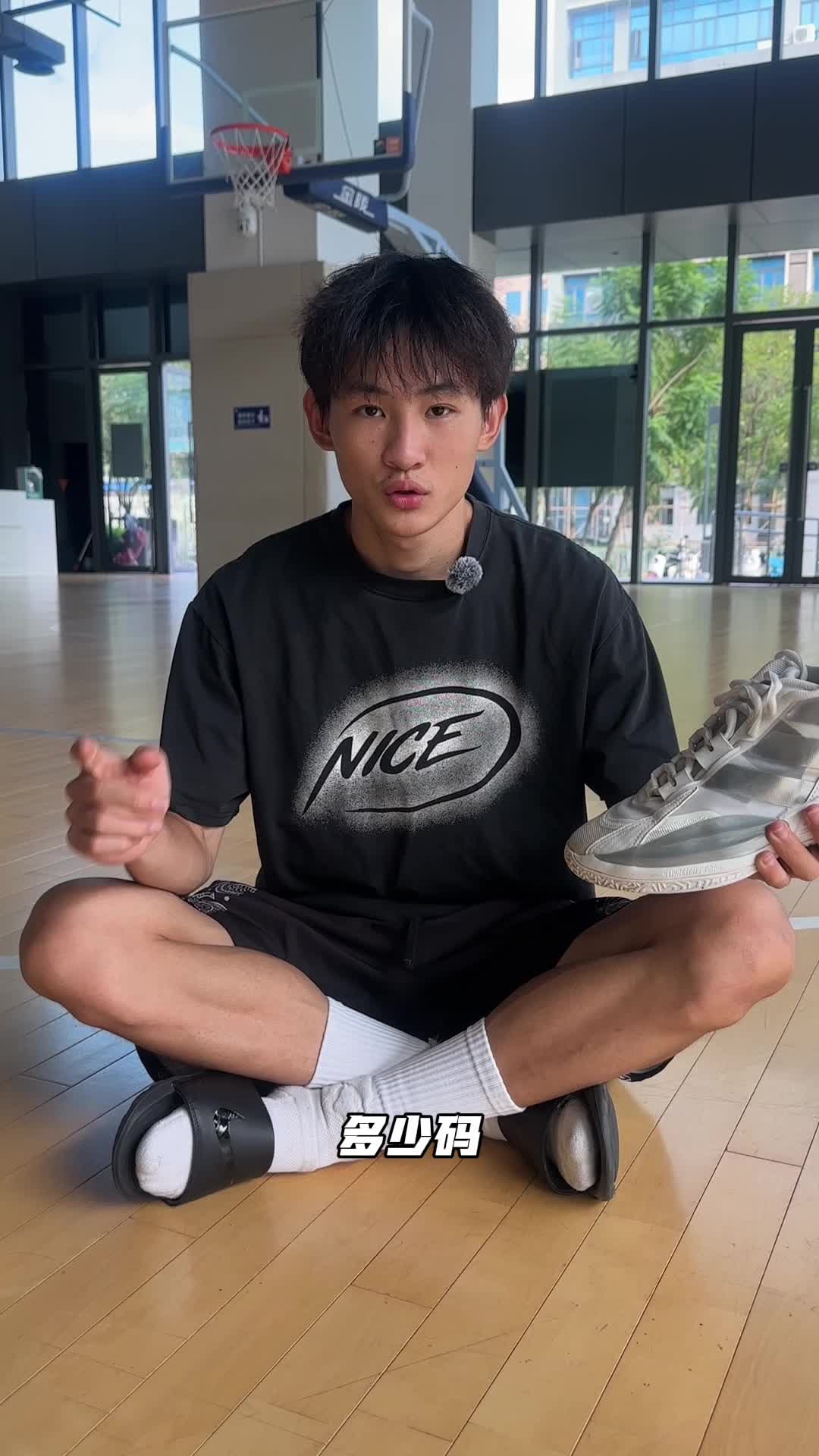 阿迪达斯异爆篮球鞋，有点像面包鞋