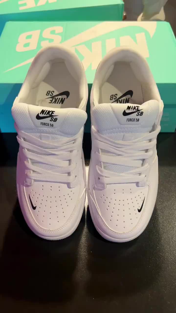 这双小众NIKE主打的就是校园感