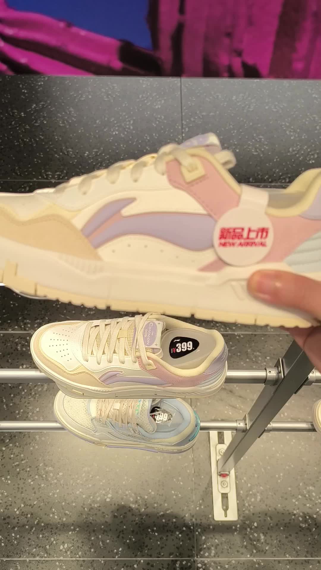 这个鞋子配色有点似曾相识，好像在哪里见过❓