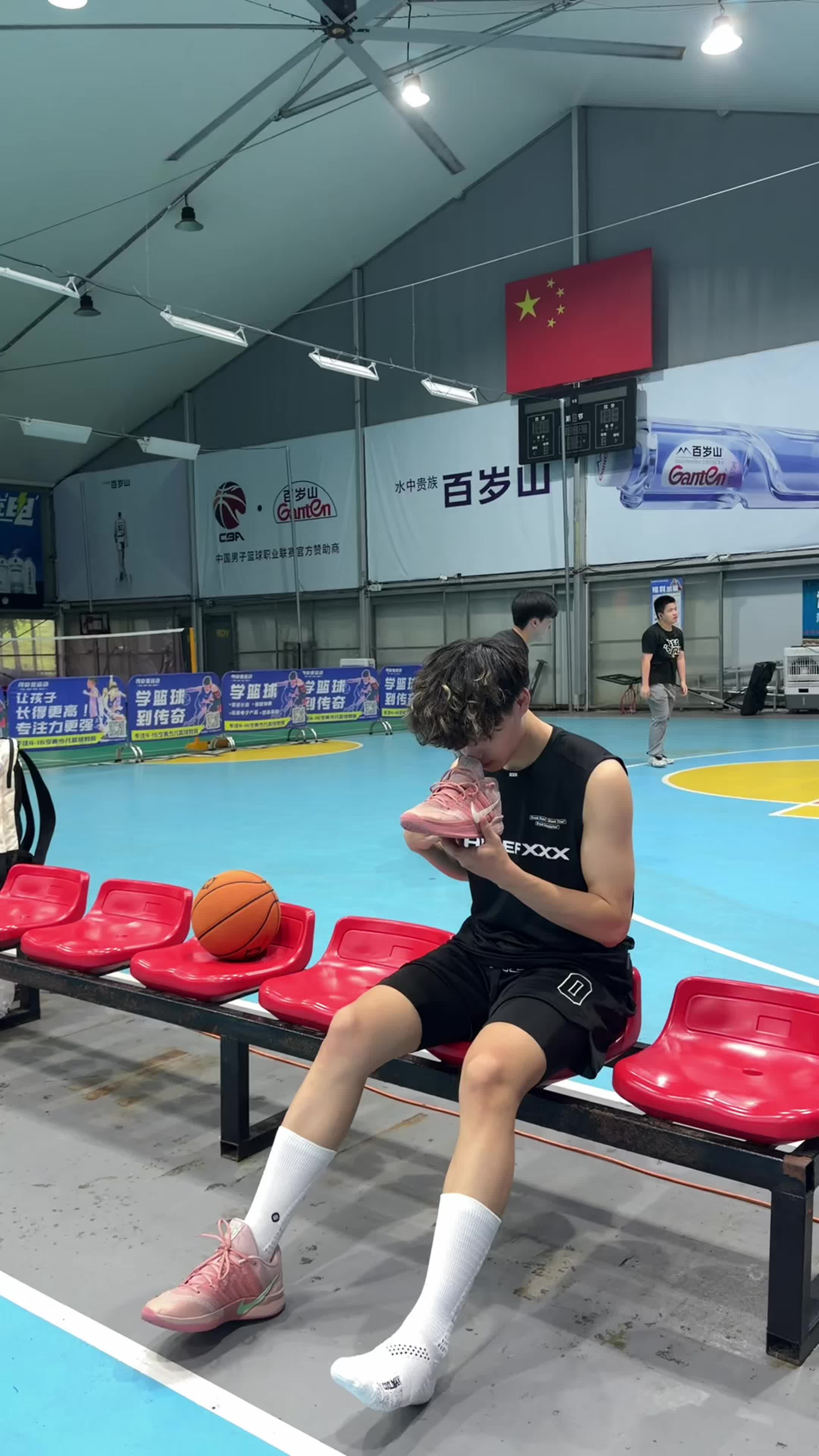 打球的男生真的会对粉色球鞋上头吗