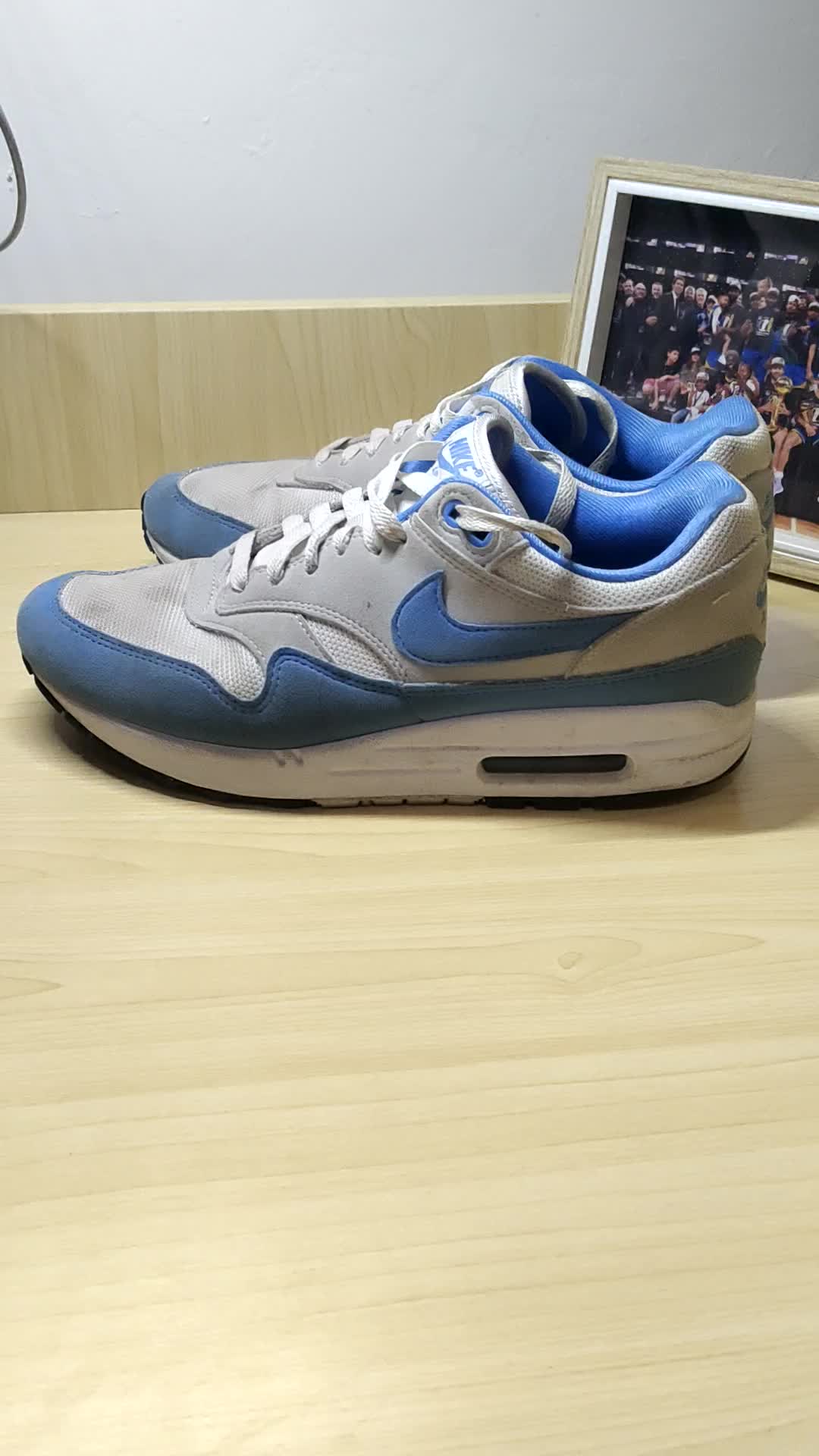 Nike Air Max 1大学蓝配色，鞋子属于日常通勤百搭款，穿着感受是不闷脚，整体感受还不错。