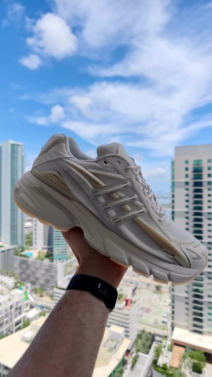 城市天台大片！adidas水母奶白机能跑鞋小众不撞款