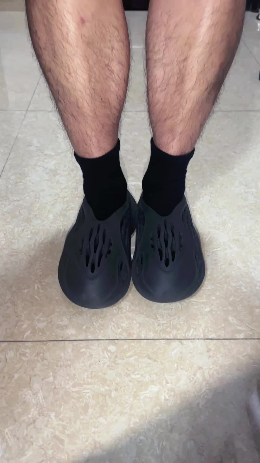 黑武士Foam Runner｜自带街头气场的洞洞鞋