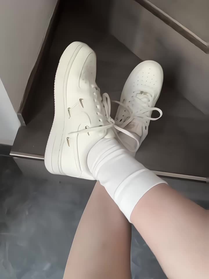 谁的鞋柜里还没一双经典AF1？这双米金高帮真的是开春穿搭的王炸选手🔥