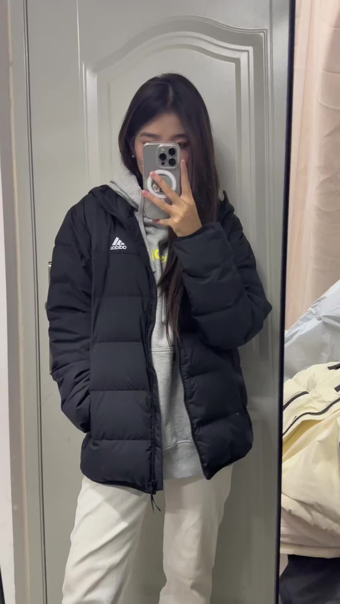 特别好穿的一款阿迪达斯羽绒服