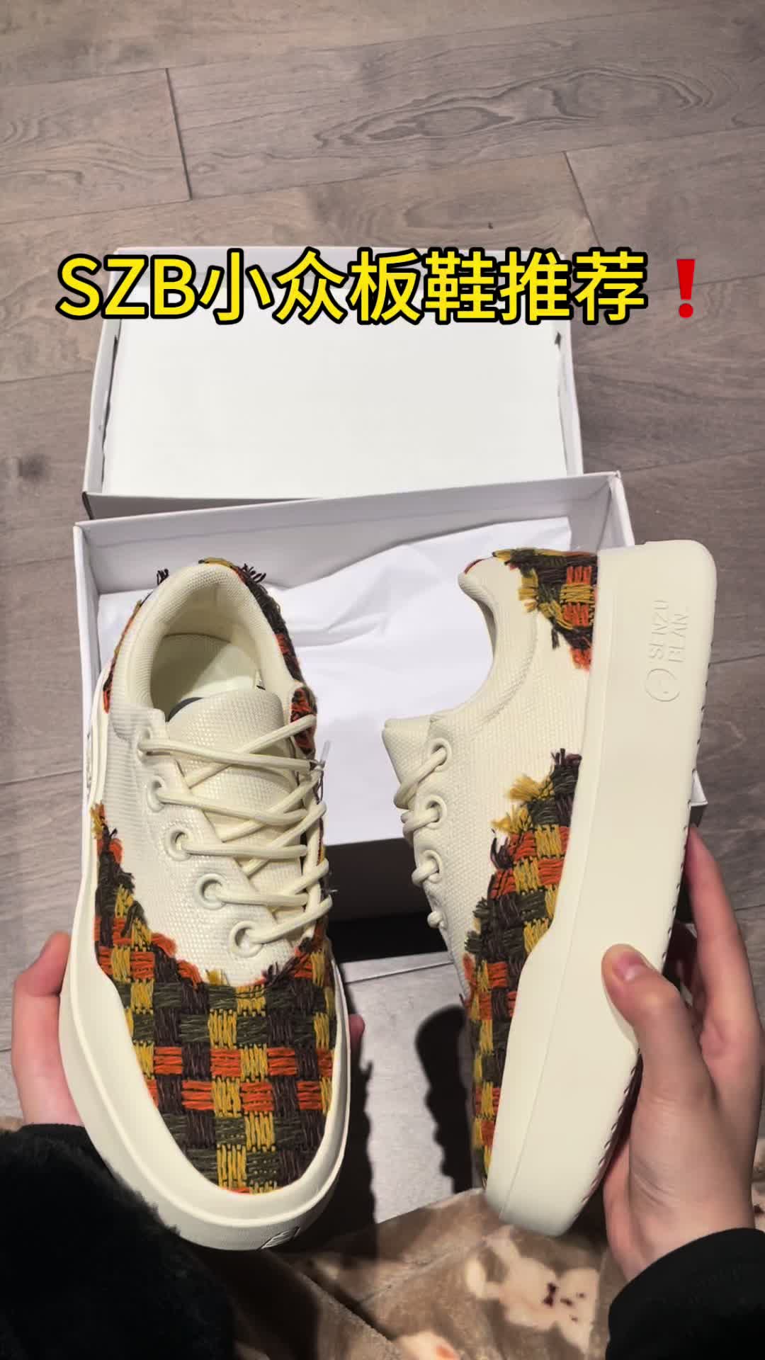 把落叶穿在🍂脚上