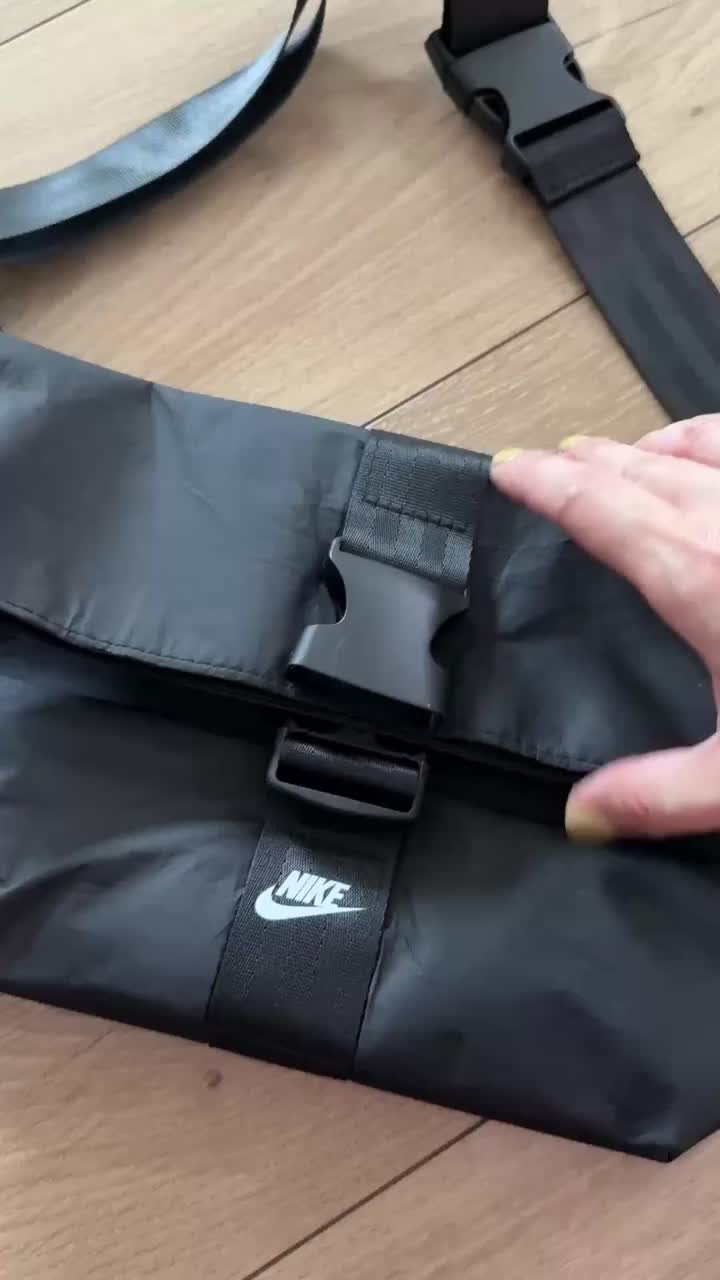 ​​Nike黑色邮差包