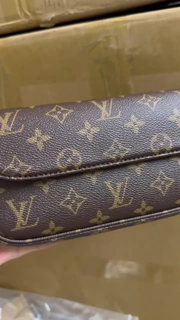 一款优质的包包是高雅品质的象征，足以点缀一个女人的优雅生活品质，包身以老花材质和独特的全钢五金搭配