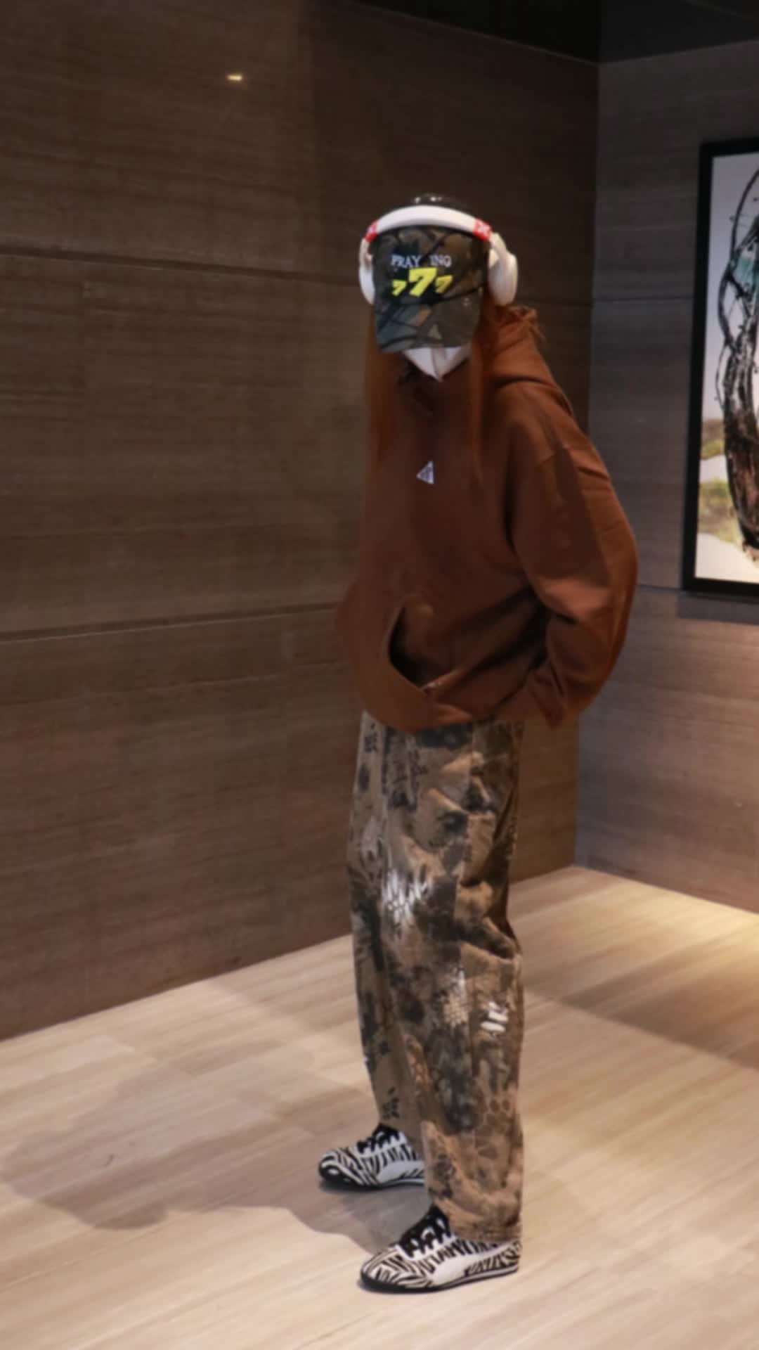 秋日时髦感运动户外卫衣穿搭