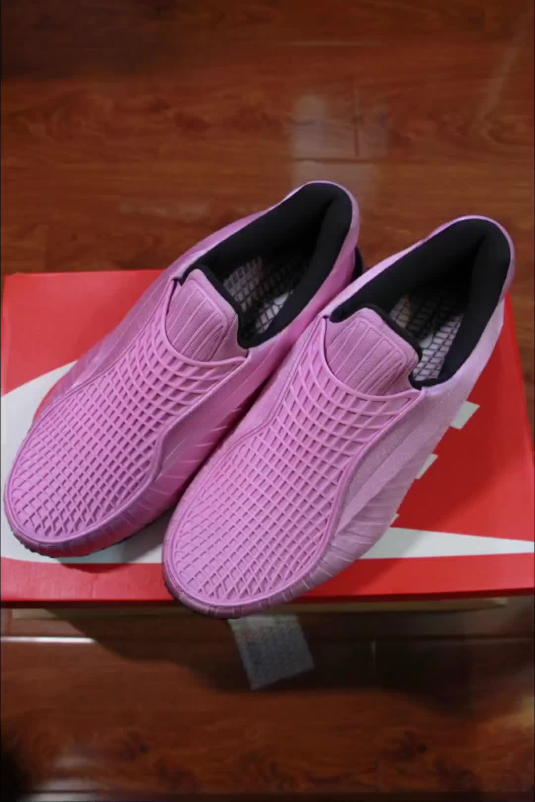 致敬千禧？粉色跑车？