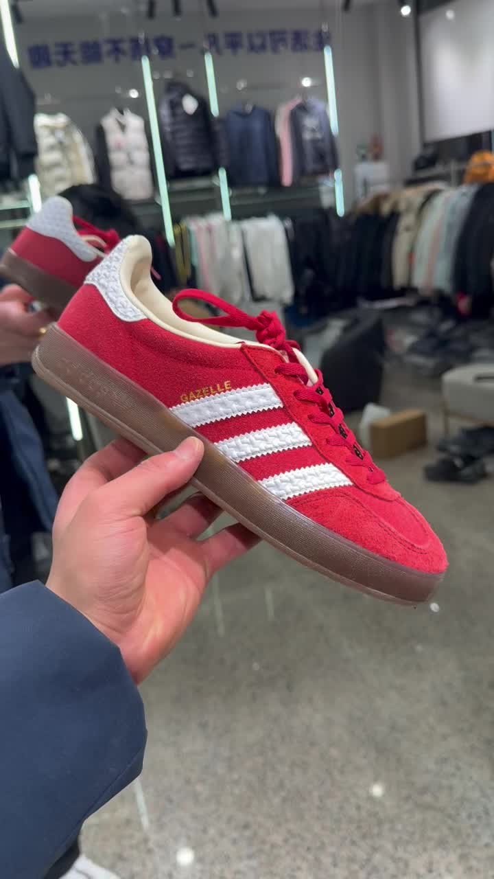 鞋子颜色真喜庆