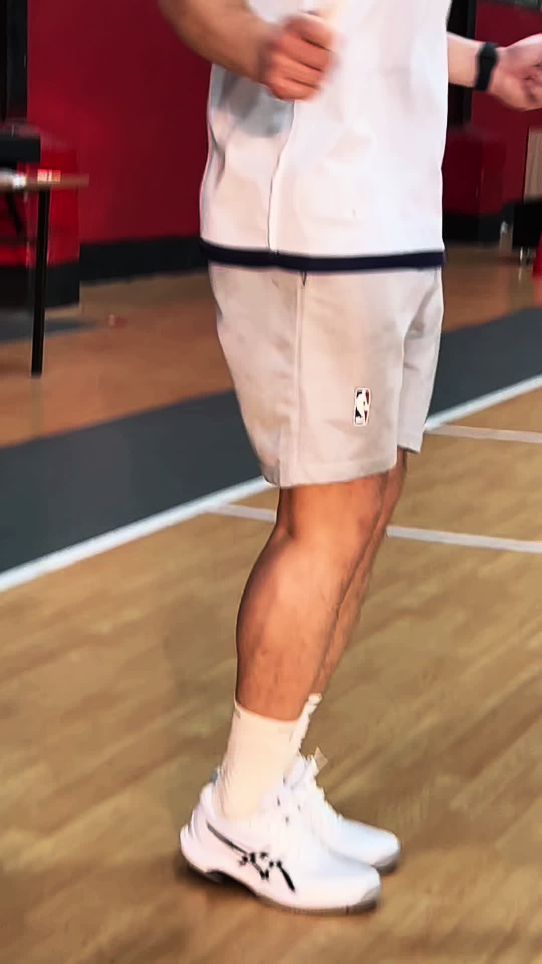 网球鞋能胜任篮球运动及篮球训练吗？