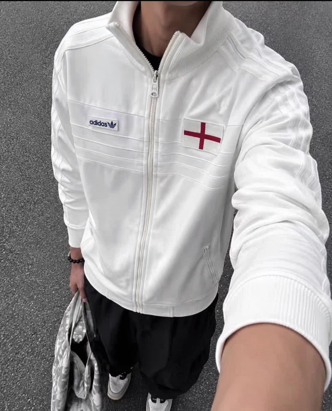 秋天的风冷了很多 我裹了裹去年的旧外套 熟悉的味道像去年的拥抱