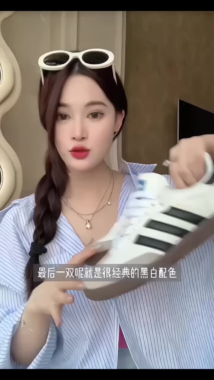 长腿甜美的德训鞋