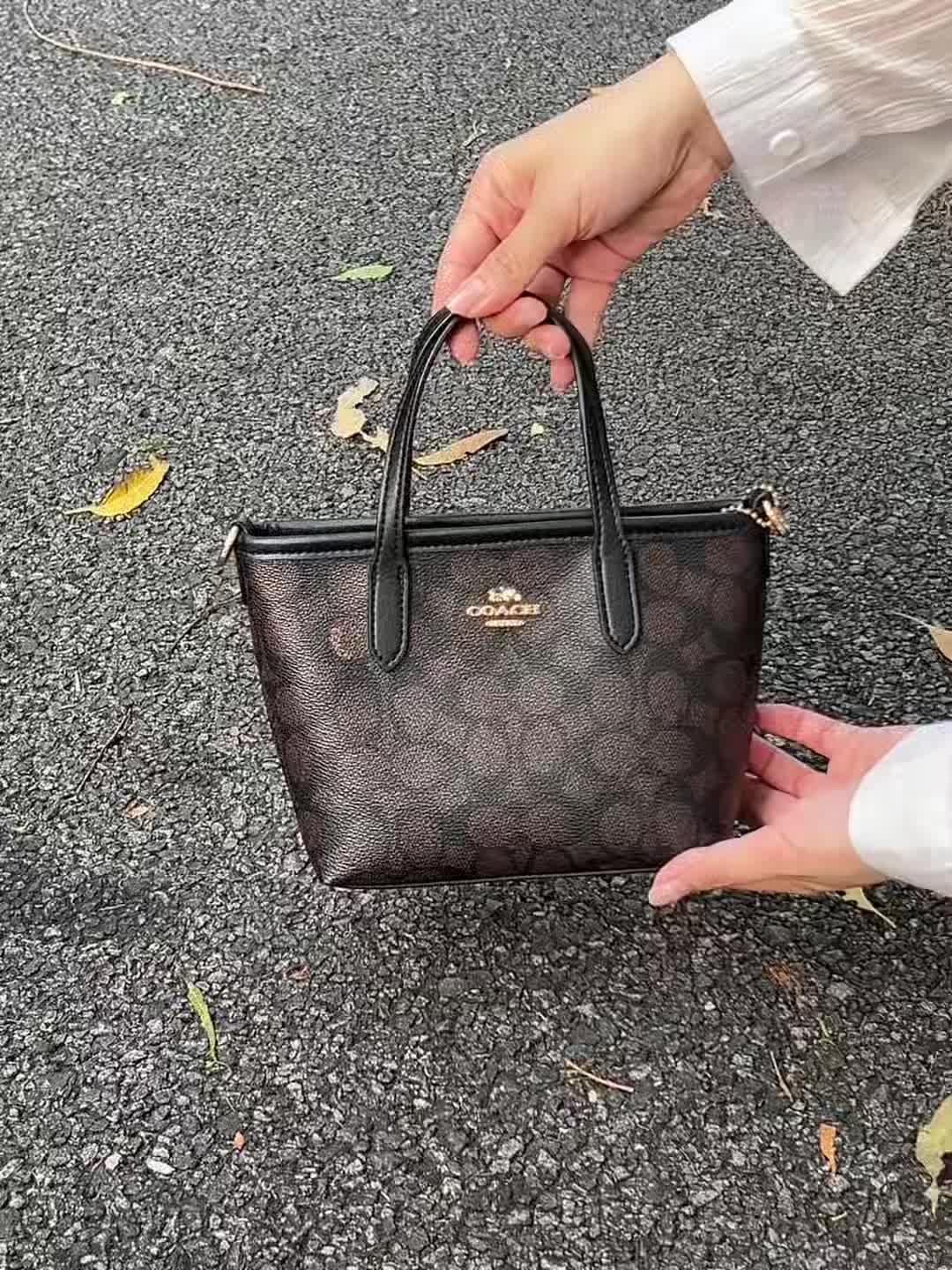 路边等杯咖啡的功夫，被这只COACH迷你黑托特拿捏了🖤