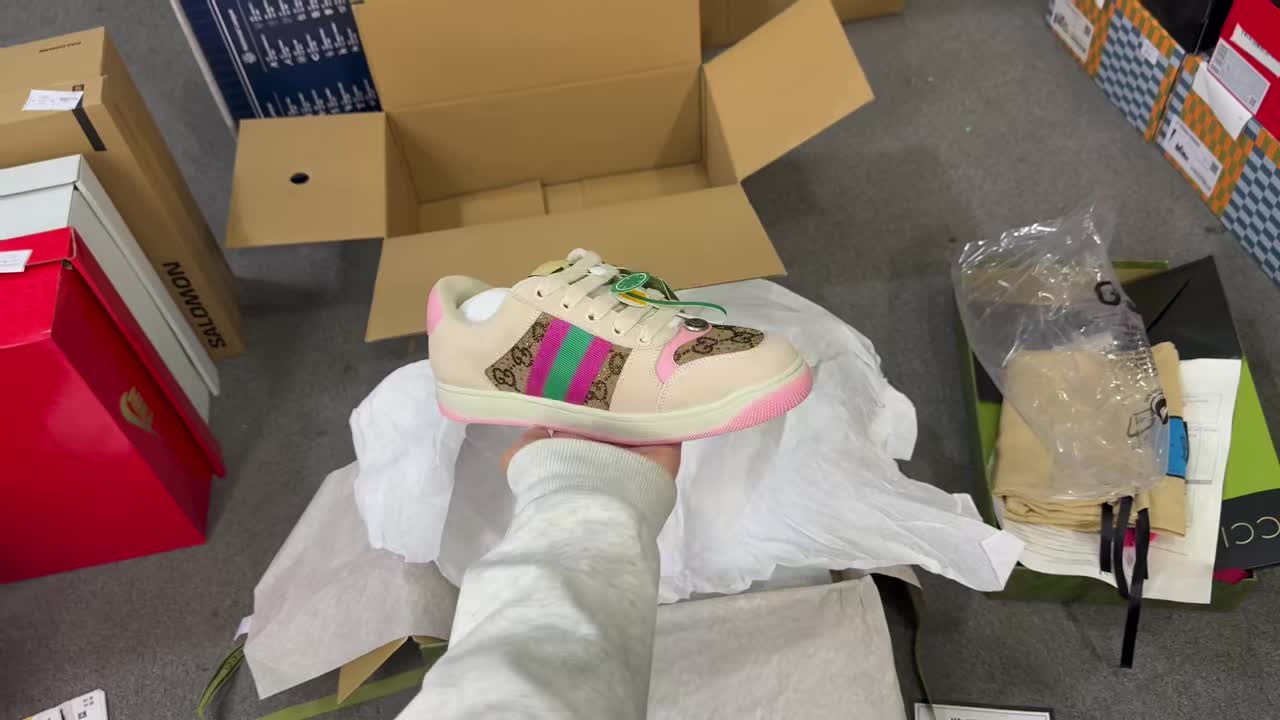 碳纤维抗扭片+弹射科技，蹬地像踩弹簧！透气网布告别闷汗，高弹鞋垫暴走不累脚，3秒启动突破防线，速度控