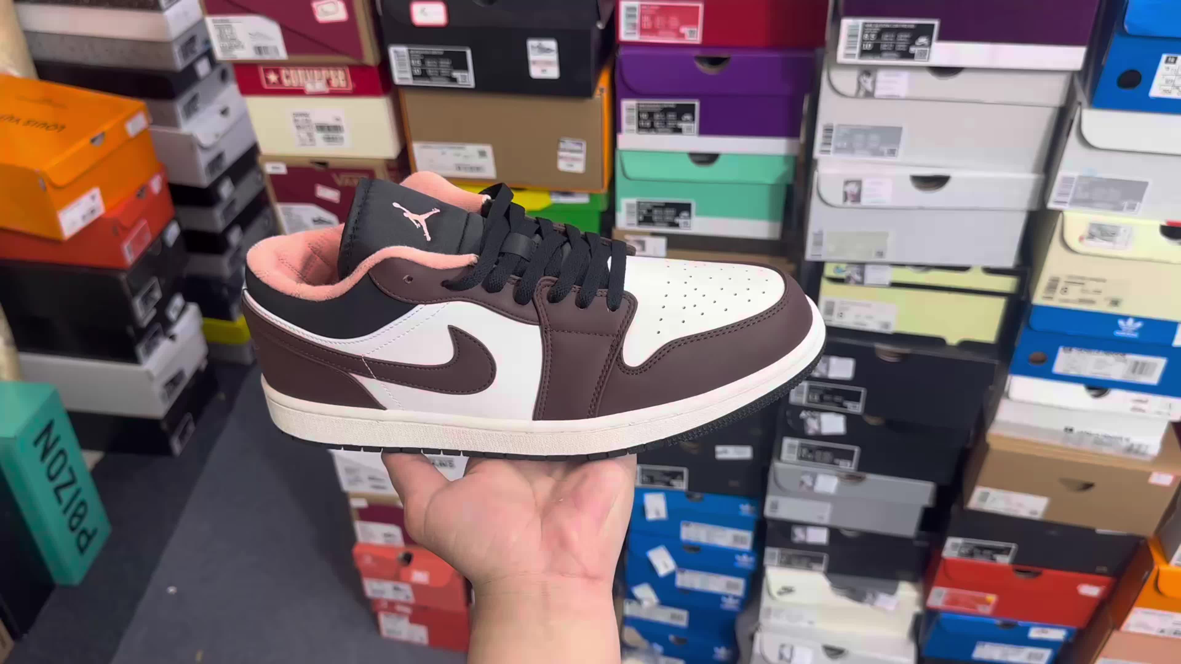 《复古与时尚交织，AJ1低帮棕白配色的魅力觉醒》