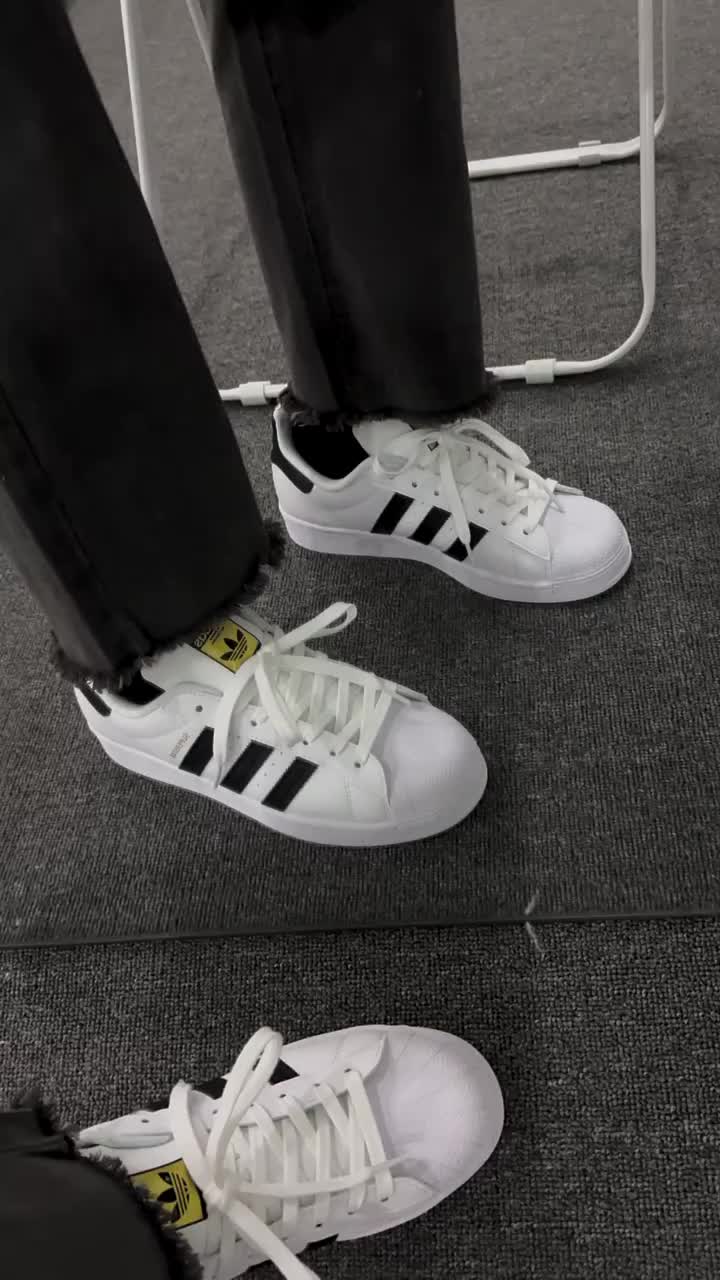 阿迪达斯经典贝壳头，非常百搭的一款板鞋，