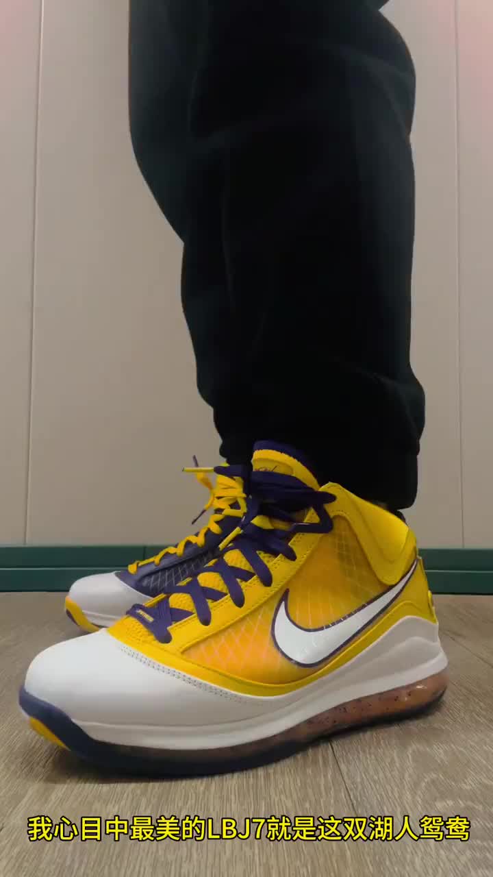 我心中Lebron7的鞋王配色就是这双紫金鸳鸯