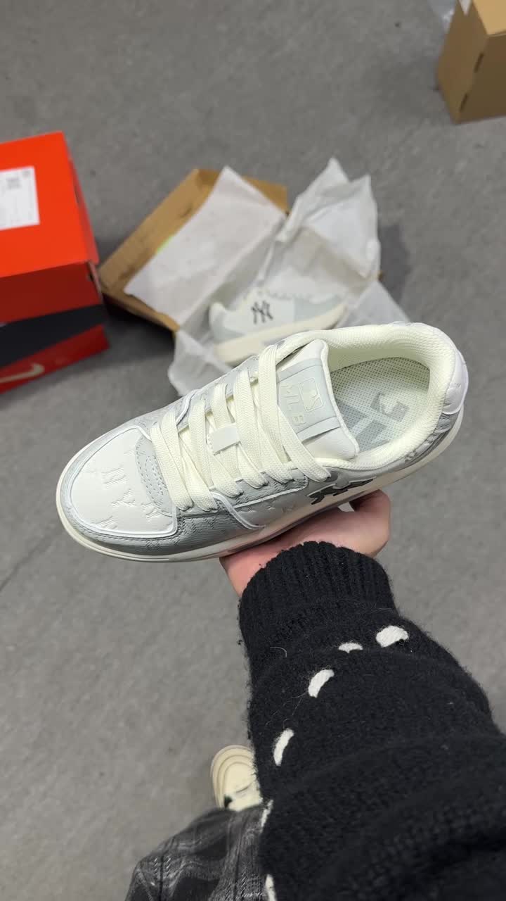 这双Dior板鞋一上脚，整个人都在发光✨柔软触感自带高级滤镜！
