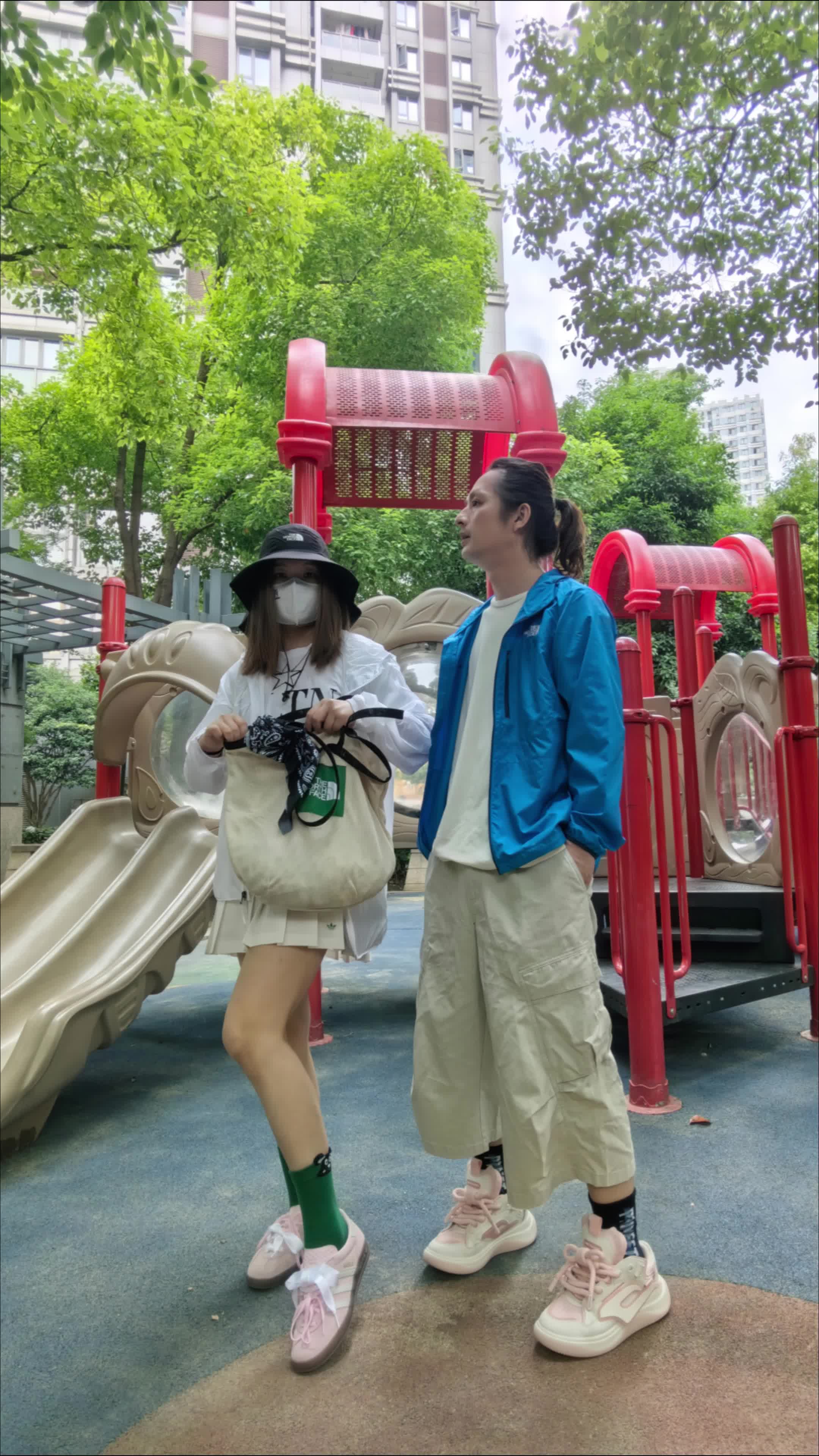 夏日户外休闲风情侣👭穿搭分享