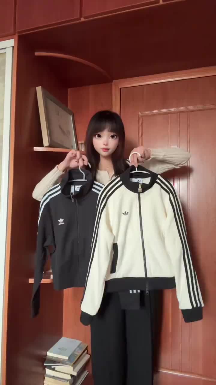两款阿迪小外套外观相似为什么相差三百？！！
