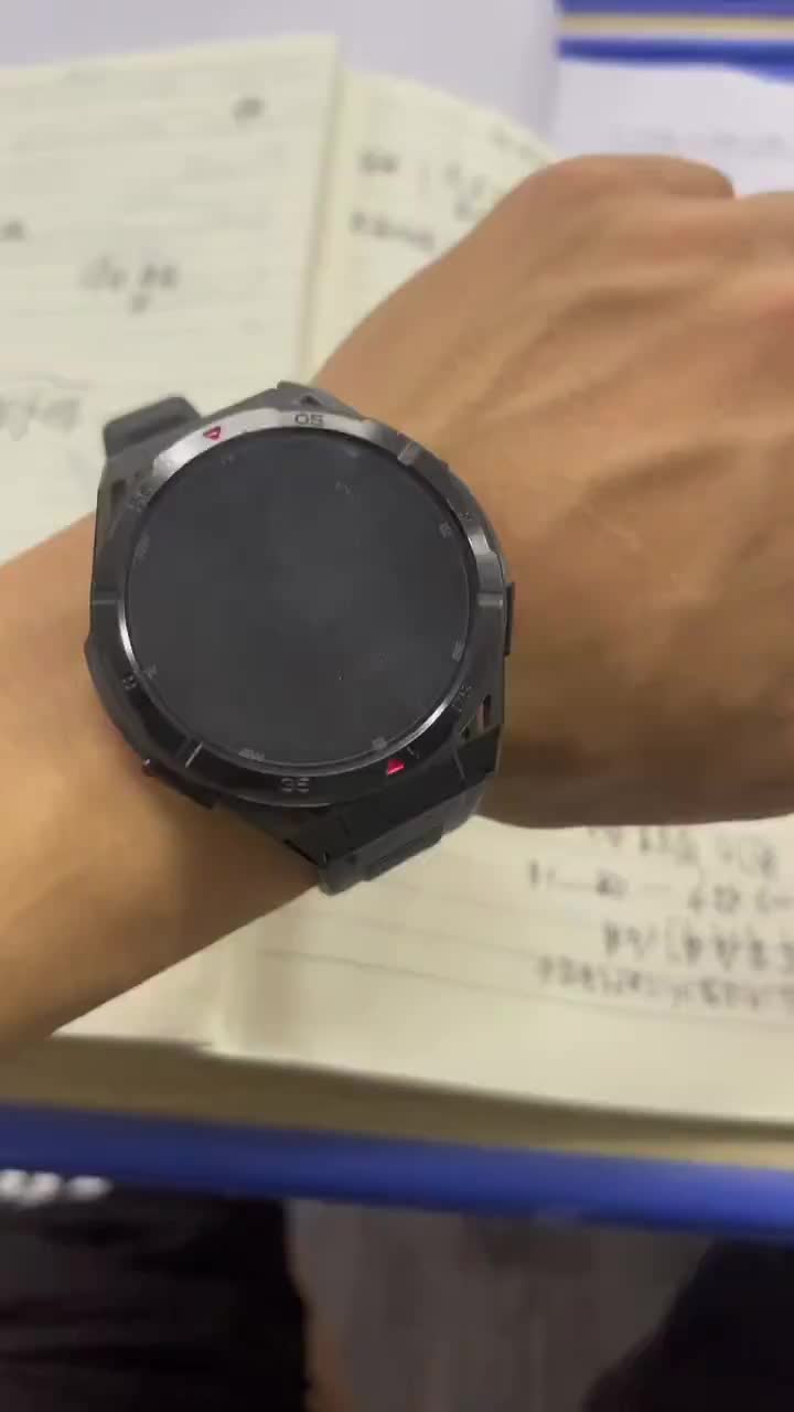 打球带手表很正常吧 
每次打球都喜欢带上