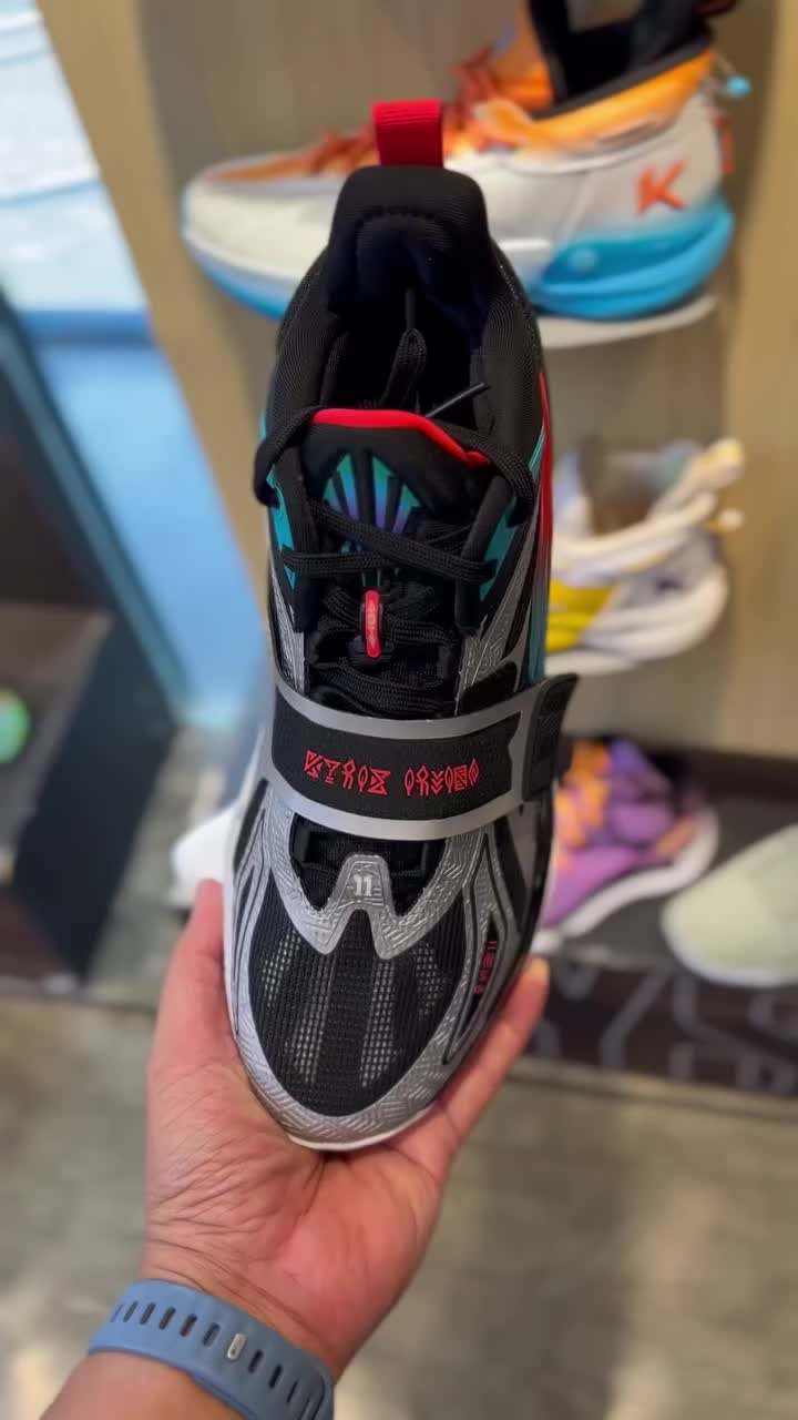 这个是安踏KAI 1（凯里·欧文一代）「进攻万花筒」配色的篮球鞋~