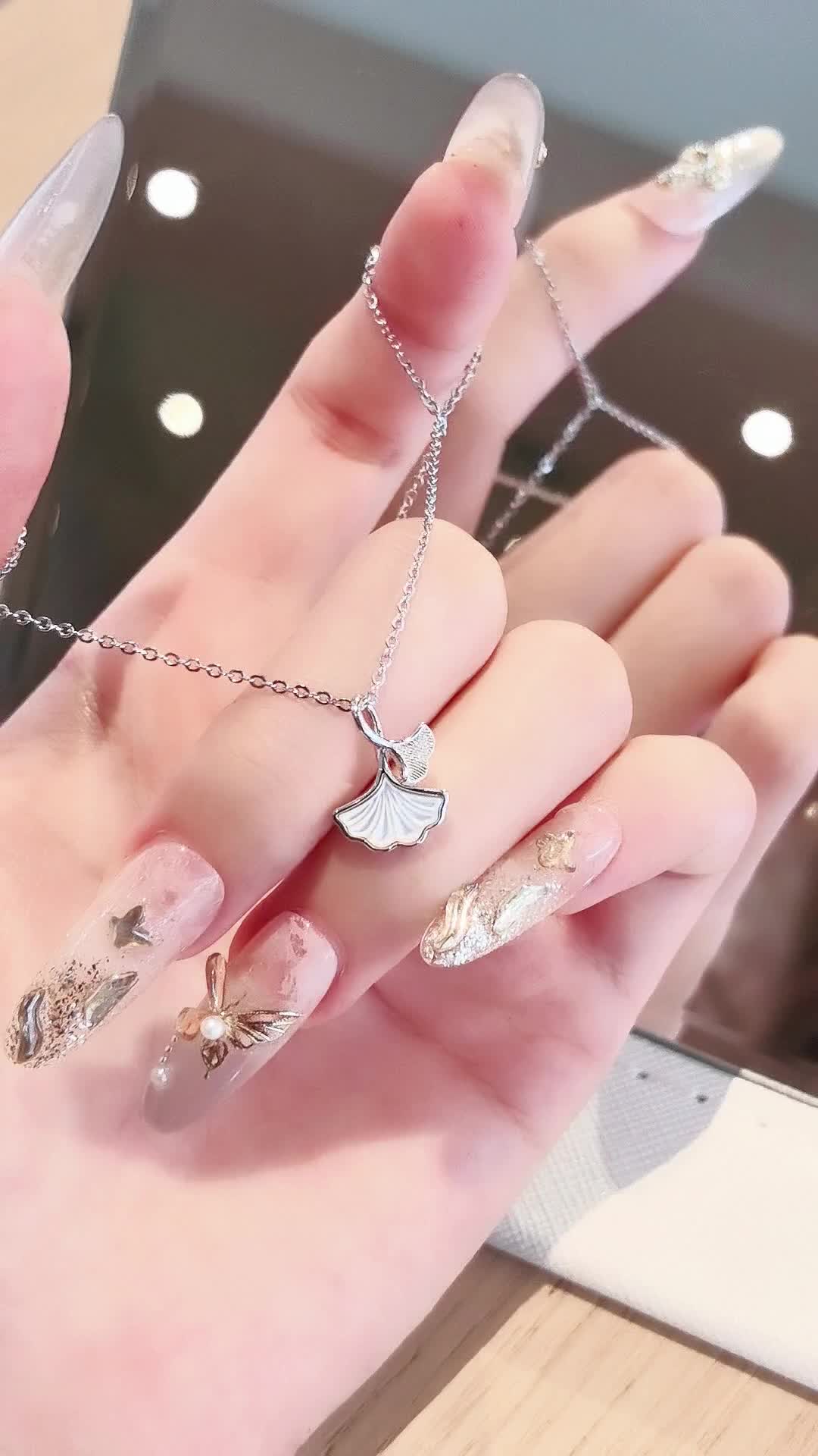 把银杏叶戴身上好浪漫呀💖～