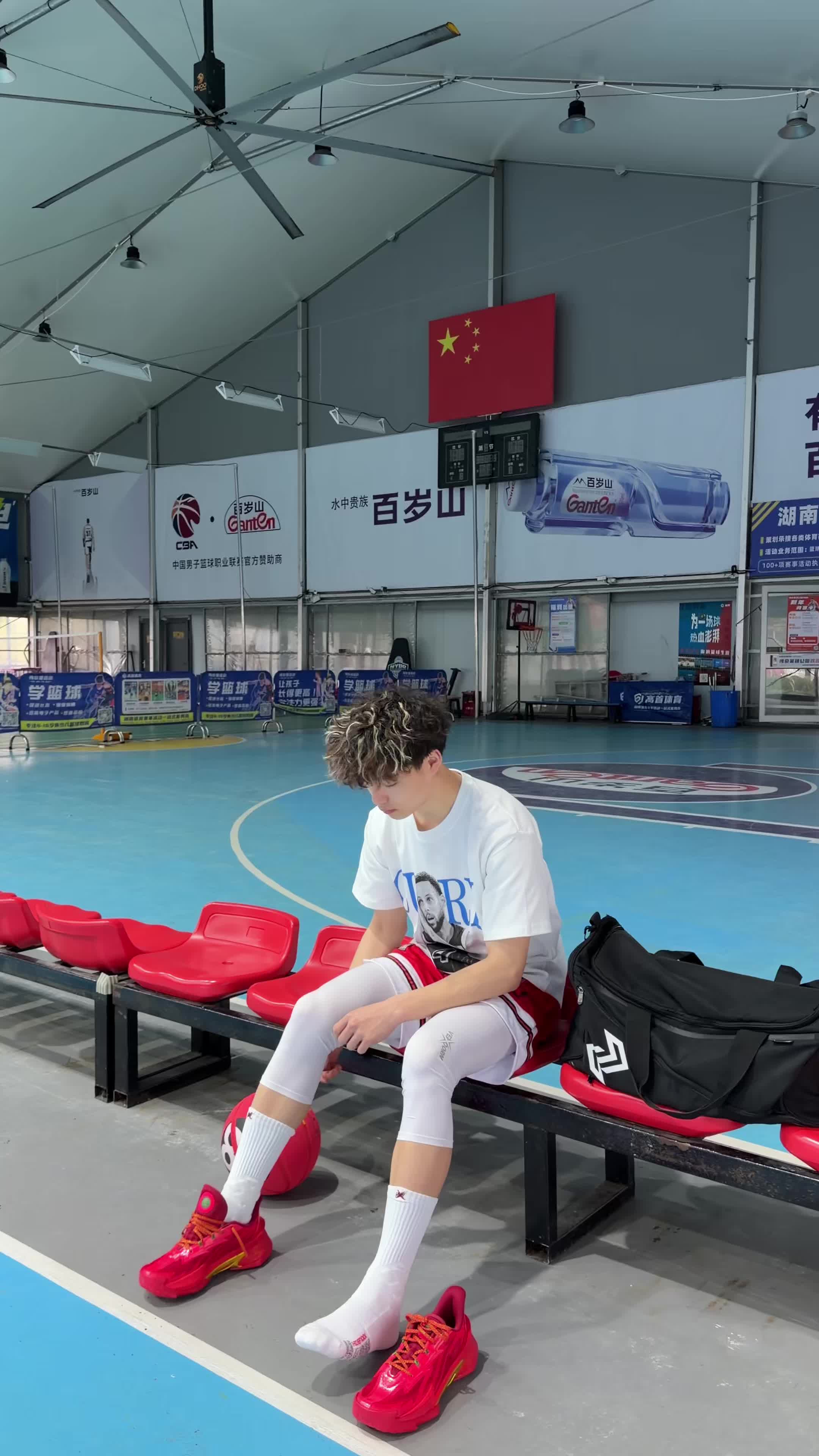 沉浸式练三分穿这双库里鞋有加成