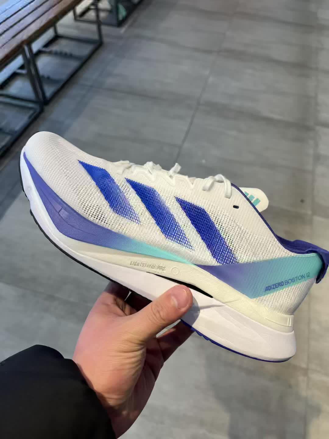 这双蓝白色跑鞋也太好看了吧😍