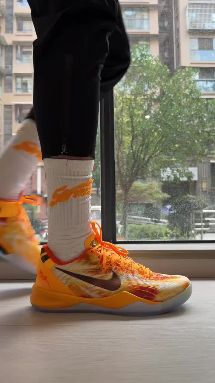 橙黑Kobe8实拍，亮眼配色球场回头率超高