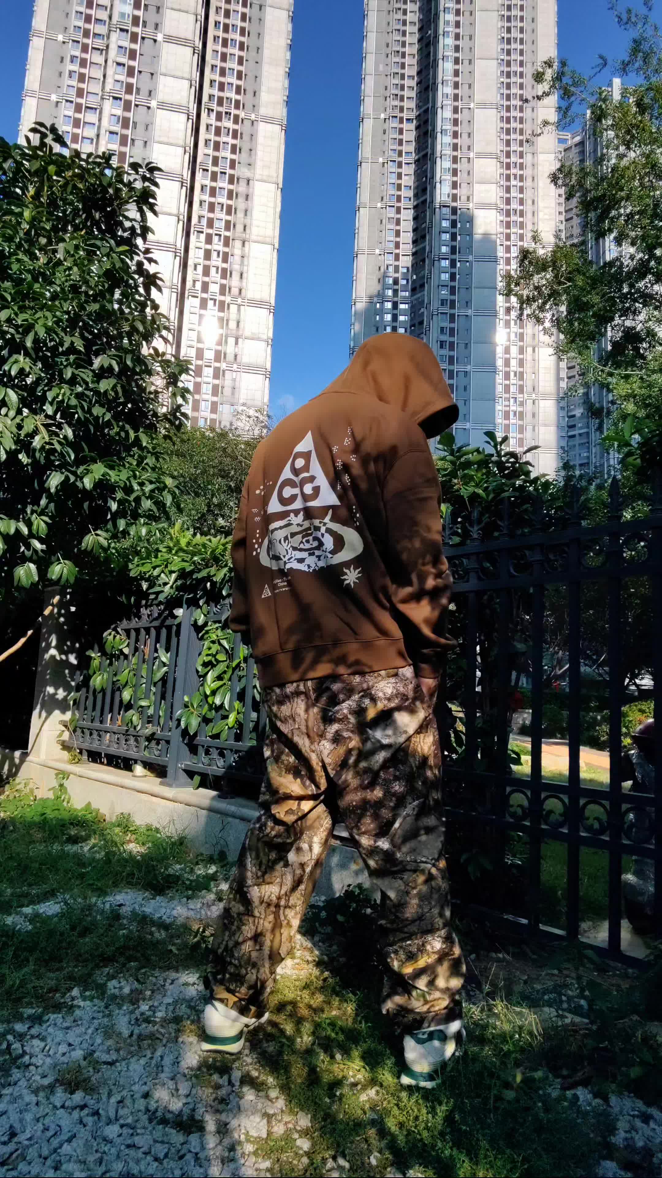 秋日时髦感运动户外卫衣穿搭