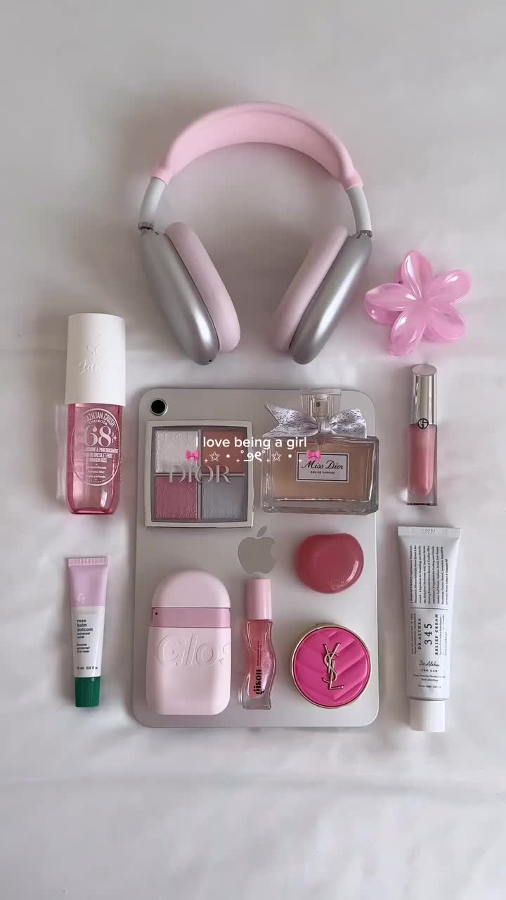 What’s in my bag 🌸🔮
